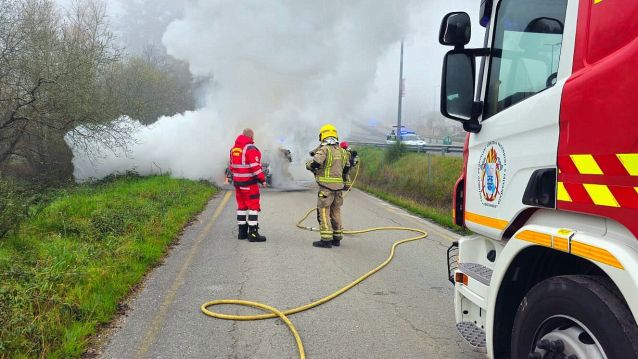 Servicios de Emergencias intervenían en el incendio del turismo Servicios de Emergencias intervenían en el incendio del turismo
