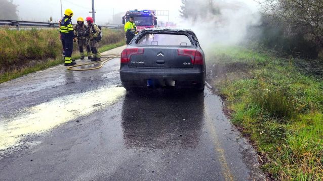 Vehículo que se incendiaba en Godos Vehículo que se incendiaba en Godos