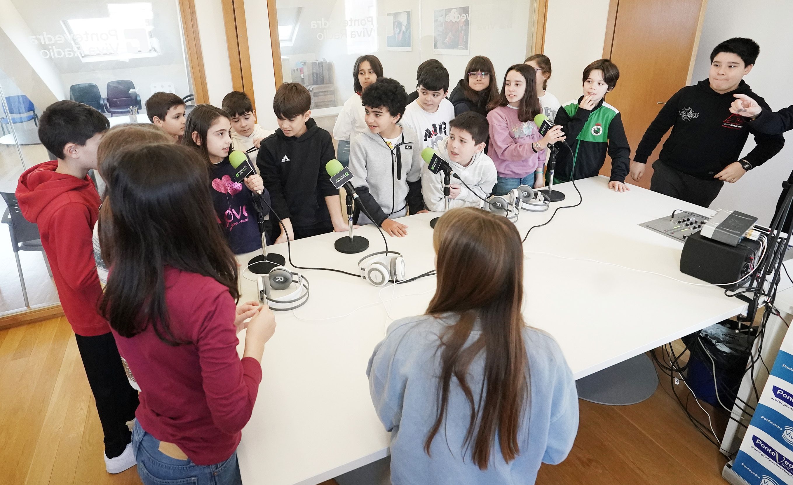 Escolares de quinto curso del CEIP Cabanas de Pontevedra Escolares de quinto curso del CEIP Cabanas de Pontevedra