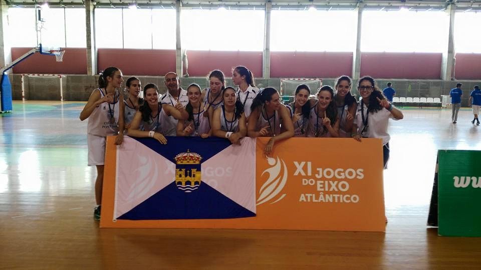 El equipo de baloncesto femenino posa con la medalla de oro en los Juegos del Eixo Atlántico
