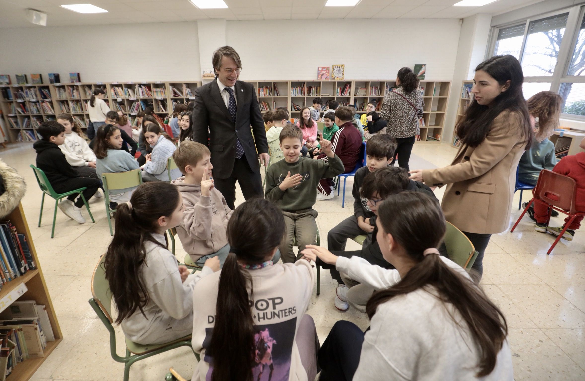 O conselleiro de Facenda visita o colexio de Mourente