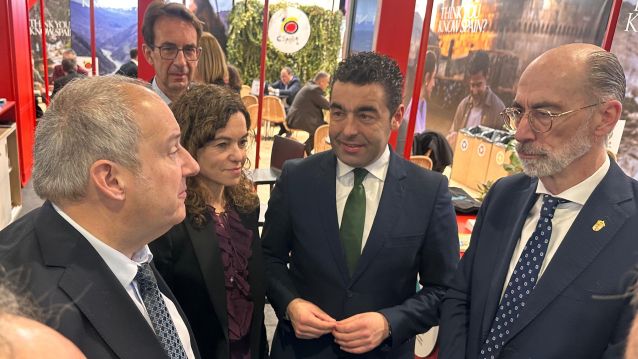 Luis López conversa con Jordi Hereu, ministro de Turismo, na Feira de Berlín Luis López conversa con Jordi Hereu, ministro de Turismo, na Feira de Berlín