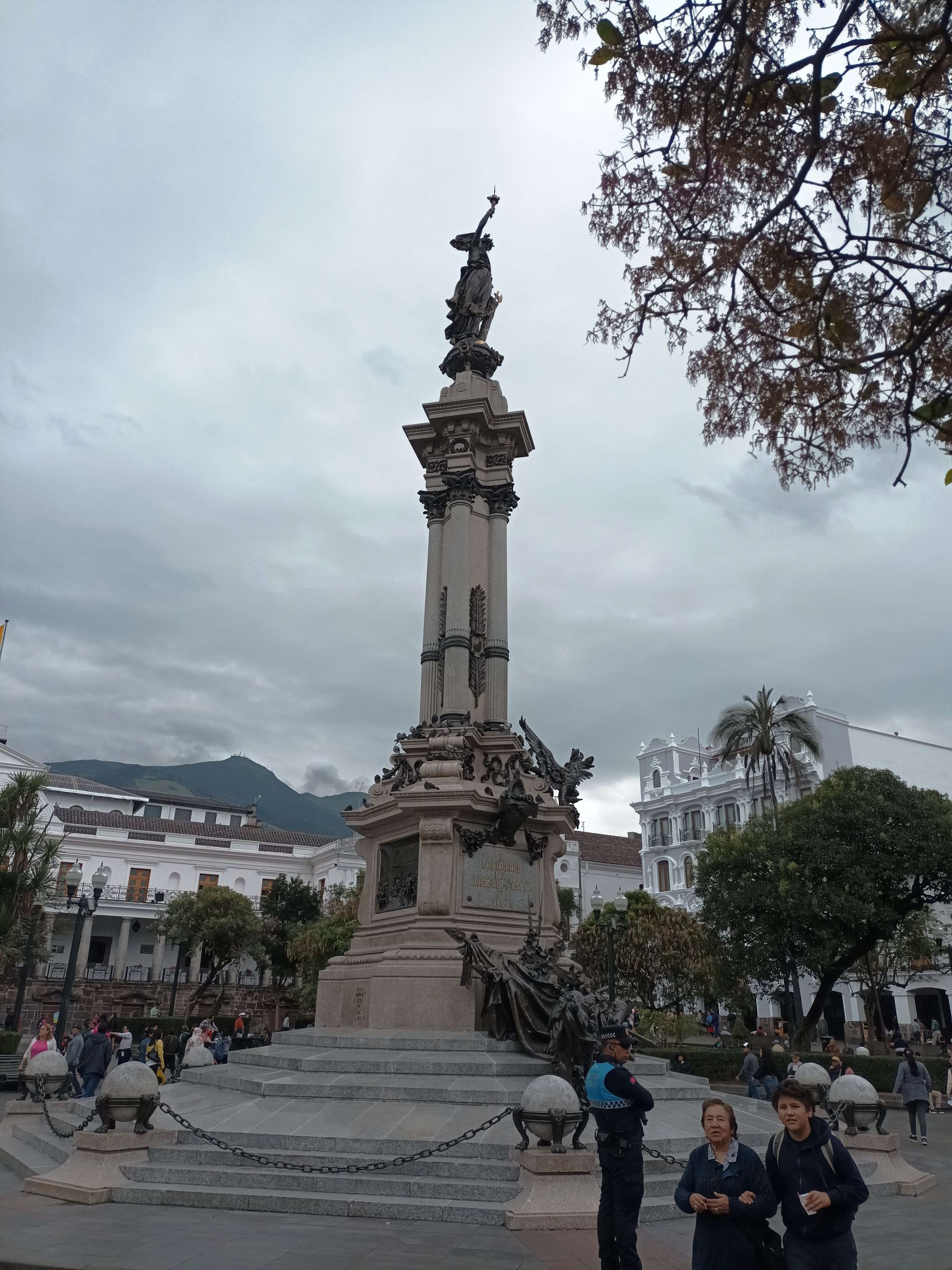 Plaza Grande, Monumento aos Heroes do 10 de agosto de 1809 Plaza Grande, Monumento aos Heroes do 10 de agosto de 1809