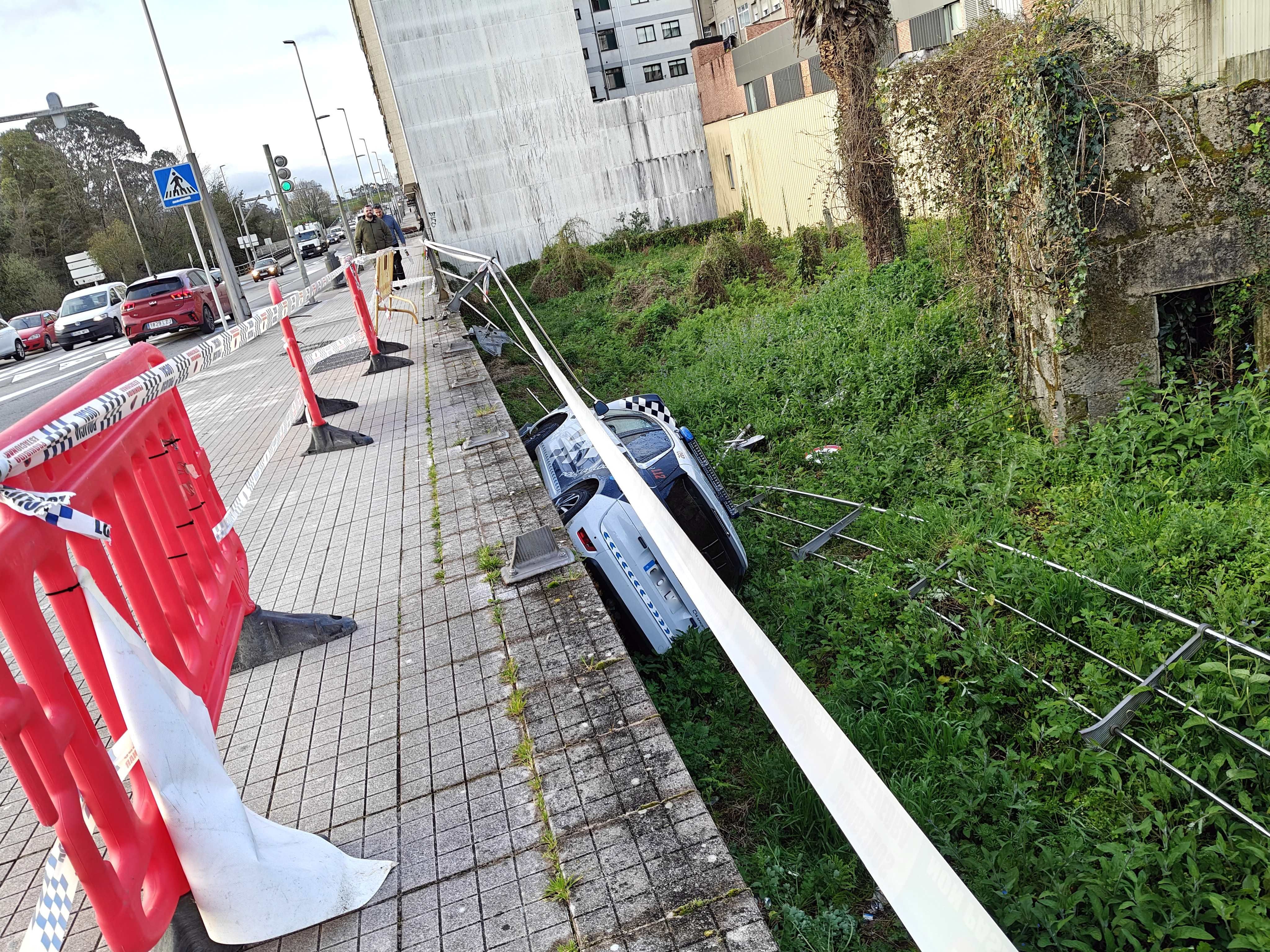El coche derribaba la valla de protección El coche derribaba la valla de protección