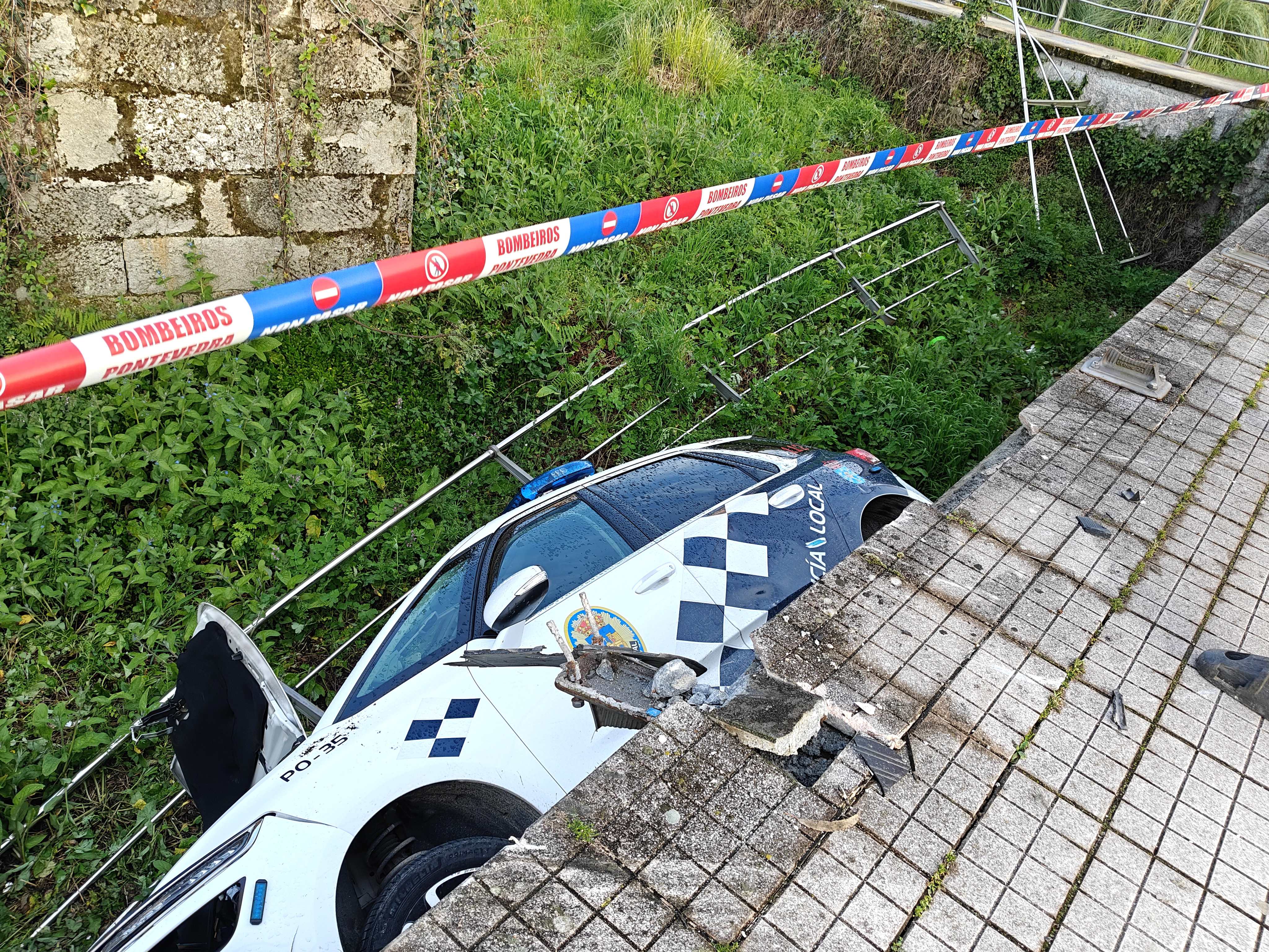 El coche patrulla en la finca El coche patrulla en la finca