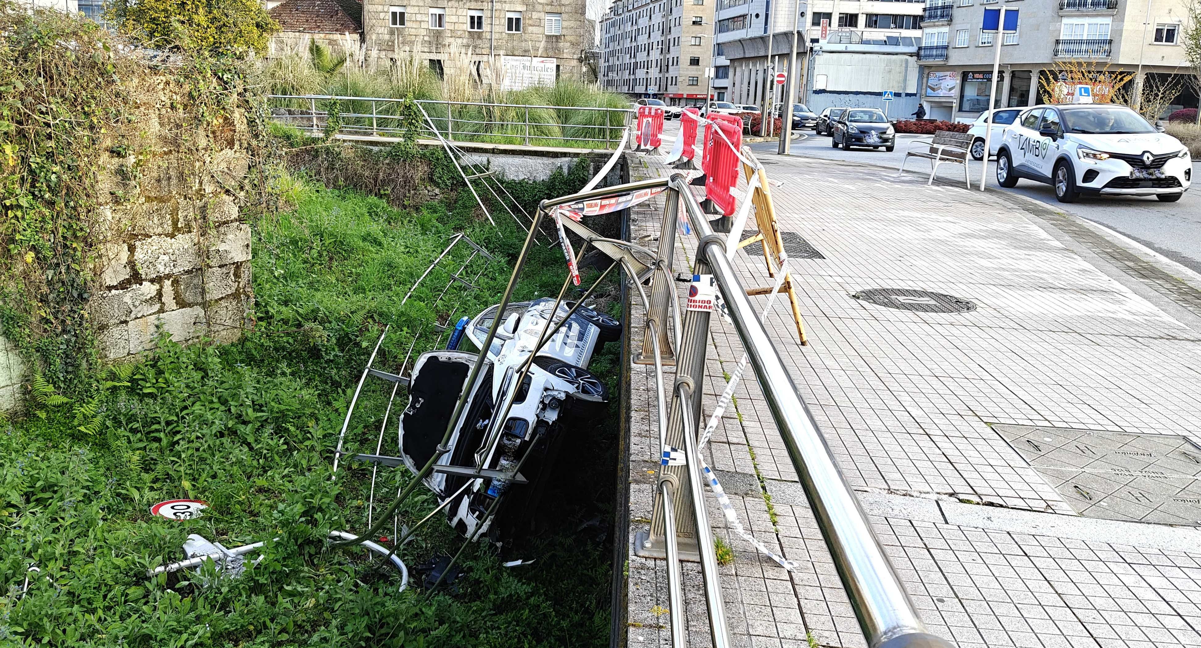 Zona donde se caía el vehículo de la Policía Local de Pontevedra Zona donde se caía el vehículo de la Policía Local de Pontevedra