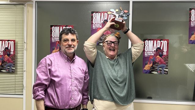 Margarita Barcia con el premio 8 de marzo de la UGT Margarita Barcia con el premio 8 de marzo de la UGT