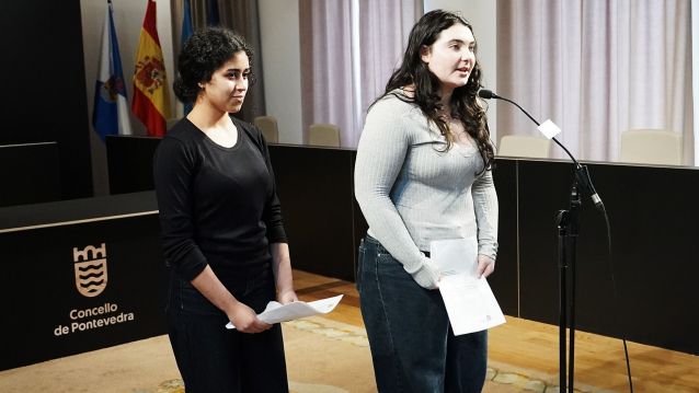 Sara Asdih e Analía Estévez, encargadas de ler o manifesto do 8M Sara Asdih e Analía Estévez, encargadas de ler o manifesto do 8M