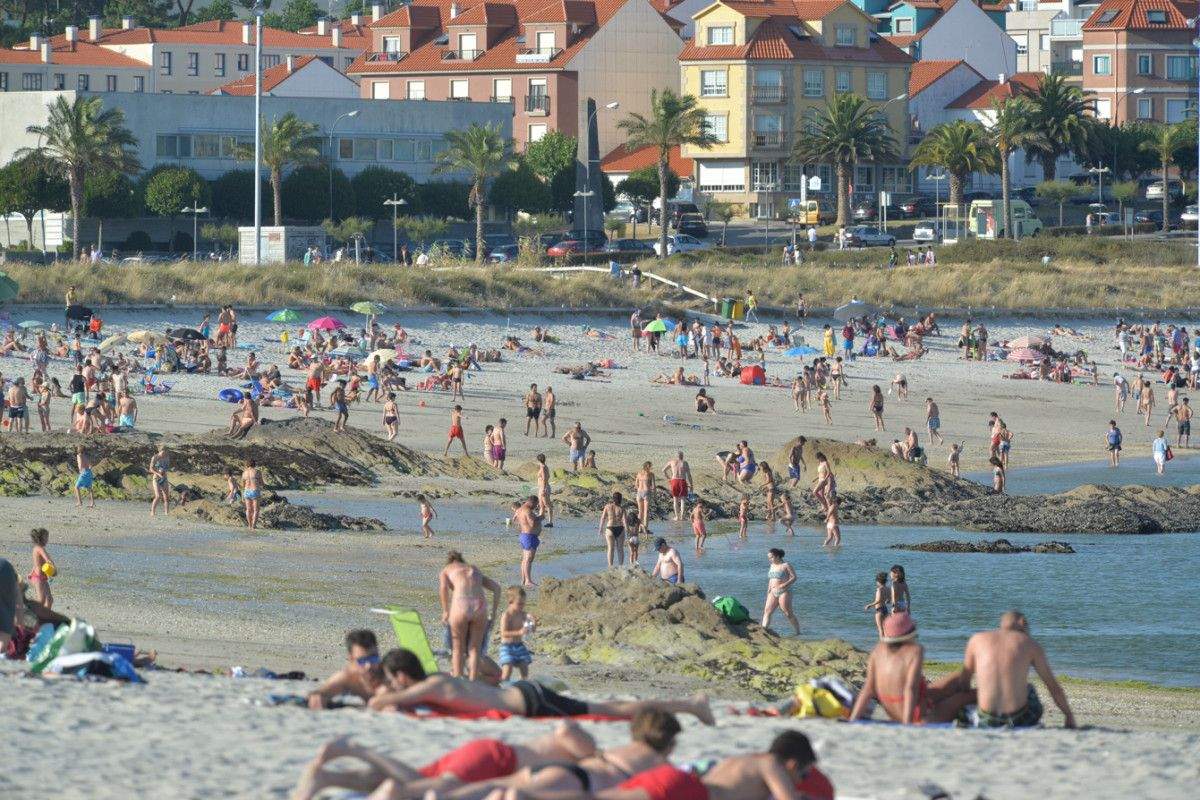Bañistas na praia de Baltar (Sanxenxo)