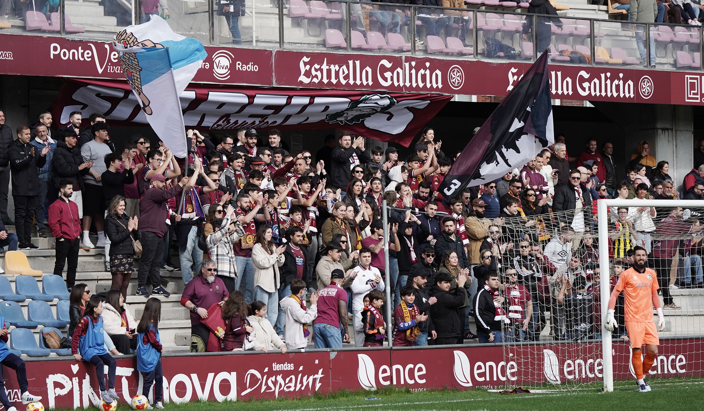Partido entre Pontevedra CF e Unionistas de Salamanca en Pasarón