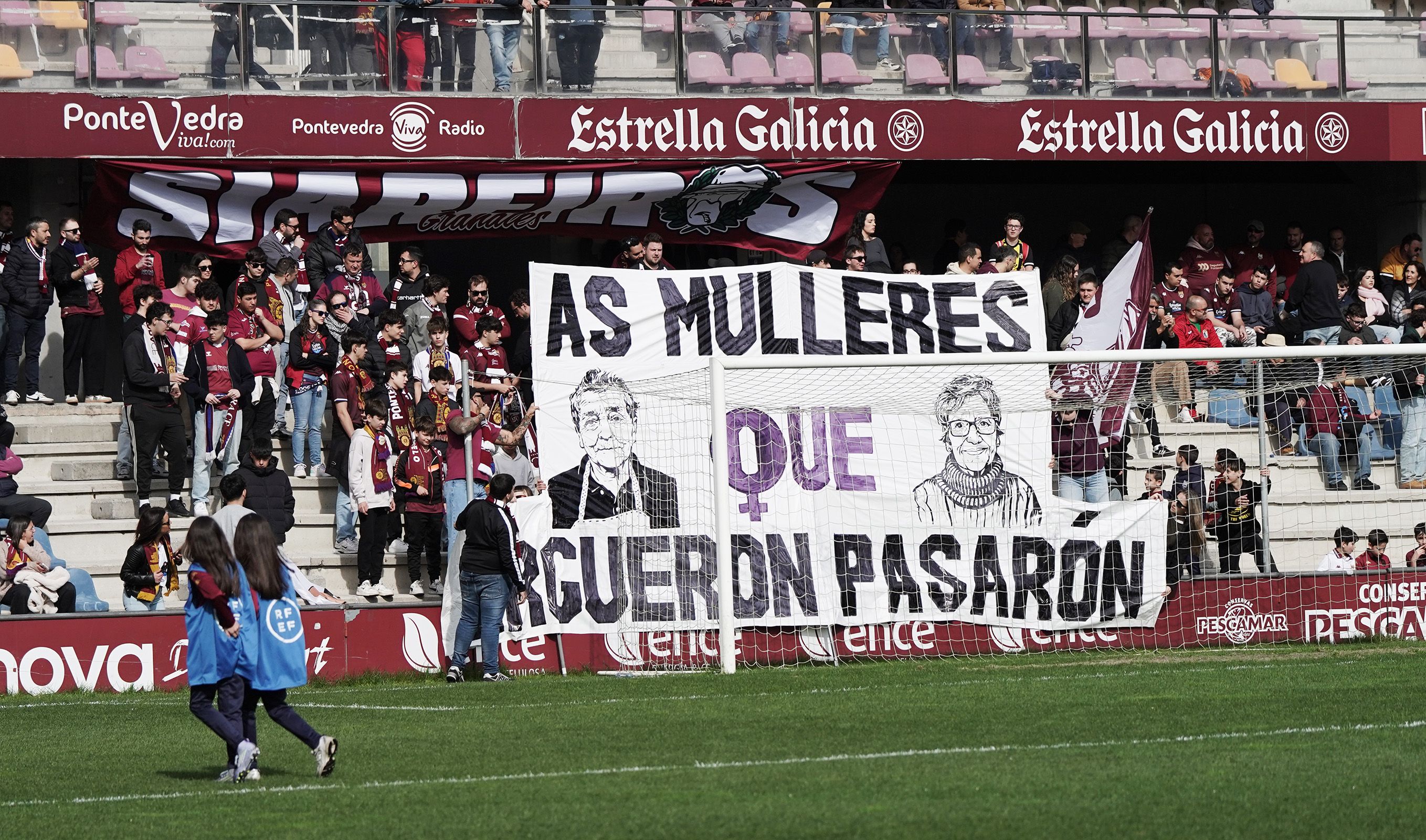 Partido entre Pontevedra CF y el Unionistas de Salamanca en Pasarón Partido entre Pontevedra CF y el Unionistas de Salamanca en Pasarón