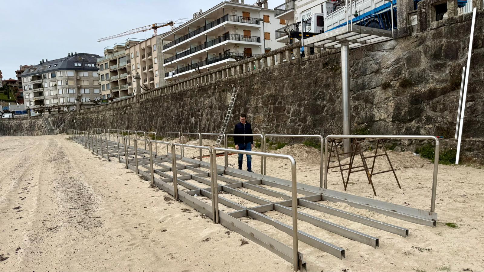 Nuevo acceso peatonal adaptado en la playa de Silgar