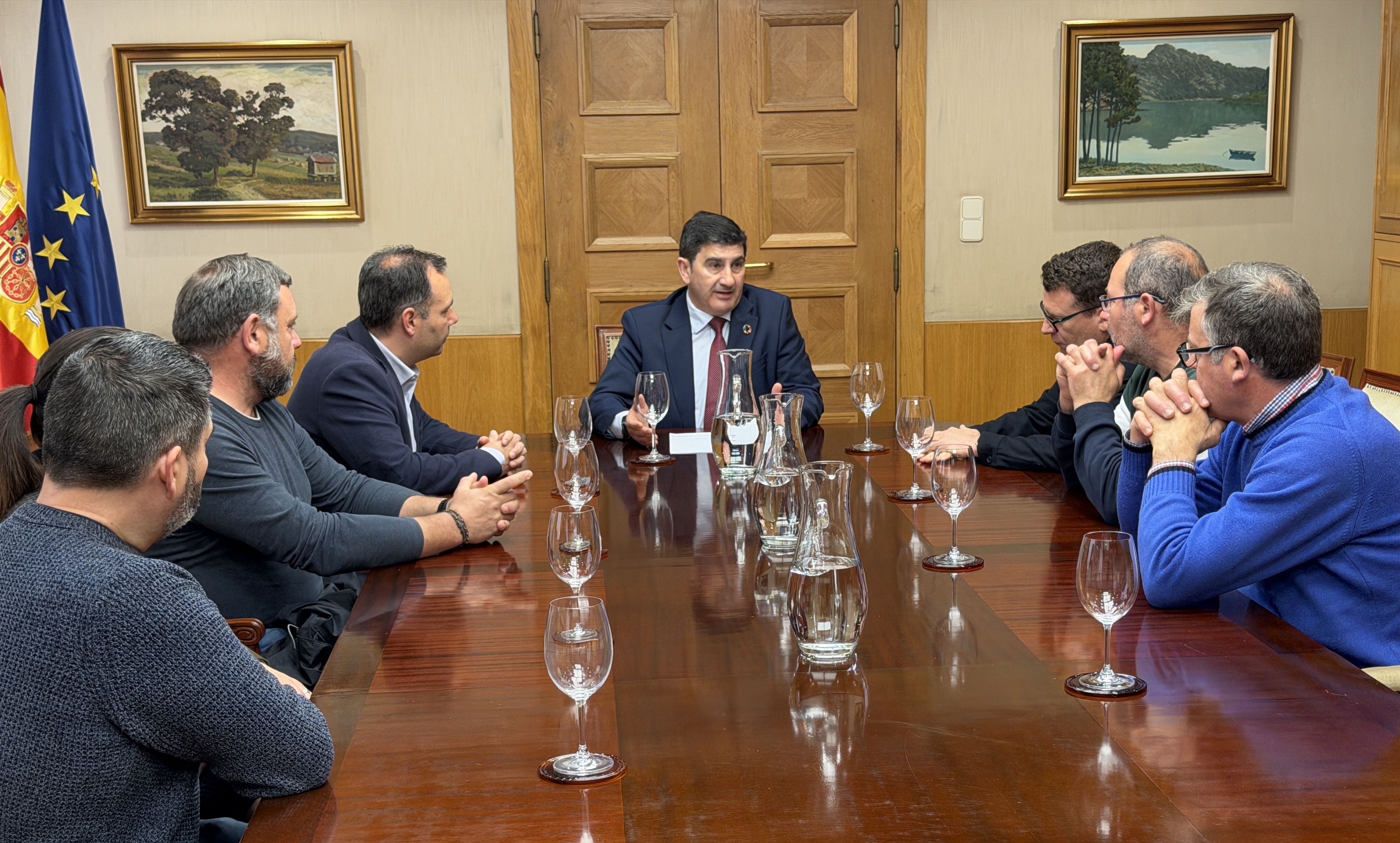 El delegado del Gobierno con el alcalde y la plataforma de Caldas de Reis