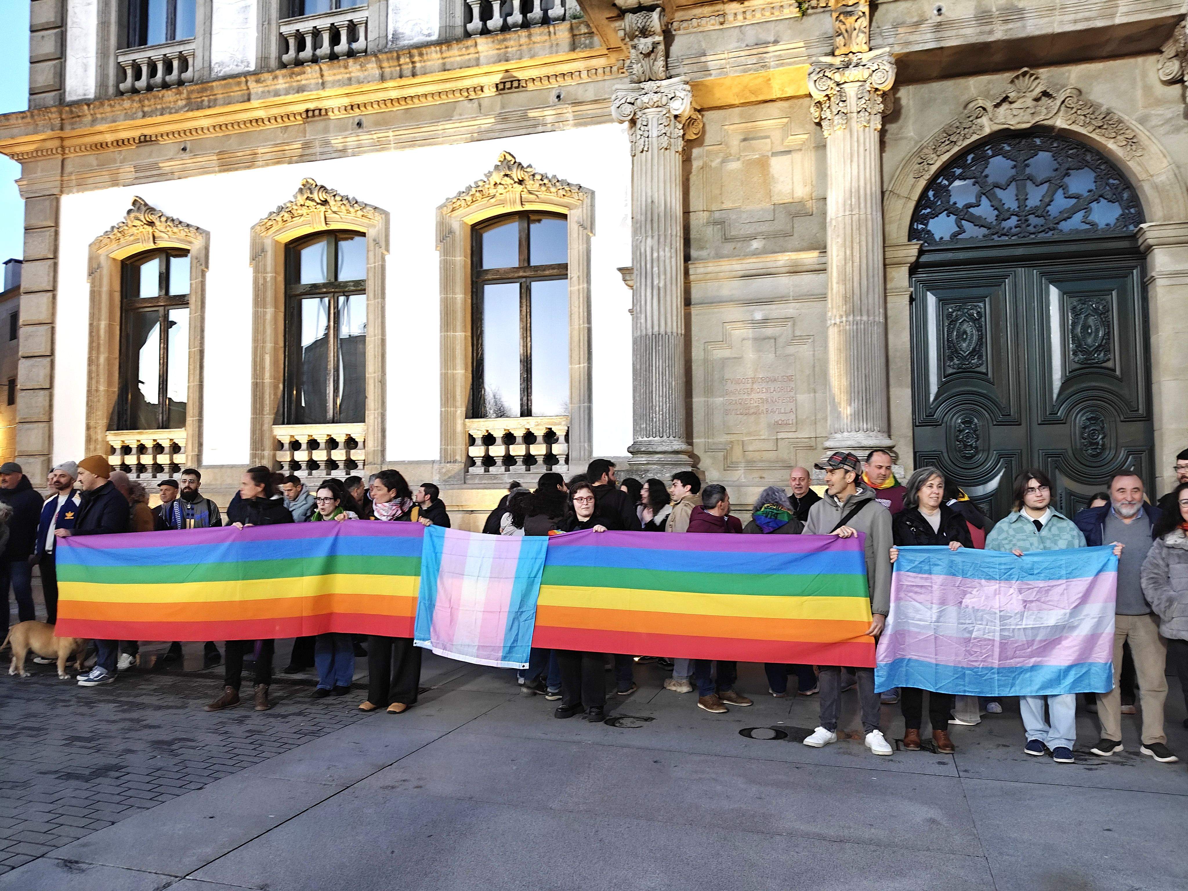 Numerosas personas se concentraron en apoyo a las víctimas de la agresión homófoba Numerosas personas se concentraron en apoyo a las víctimas de la agresión homófoba
