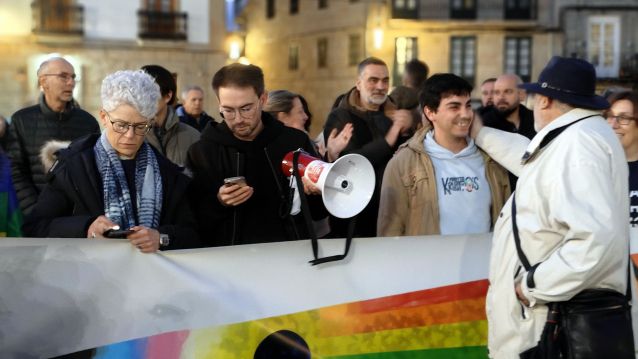 Ramón é saudado por un coñecido durante a concentración Ramón é saudado por un coñecido durante a concentración