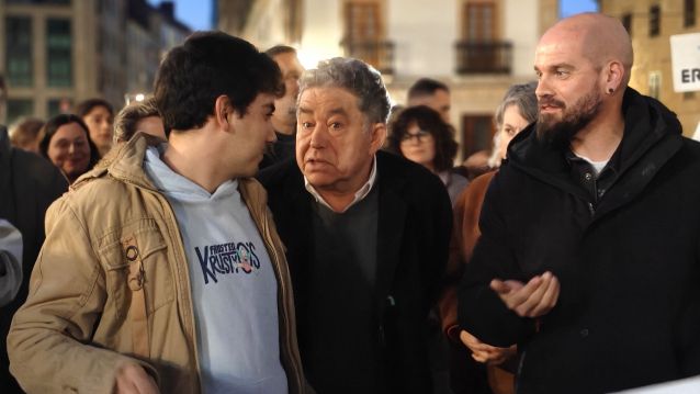 Ramón conversando con Miguel Anxo Fernández Lores e Iván Puentes Ramón conversando con Miguel Anxo Fernández Lores e Iván Puentes