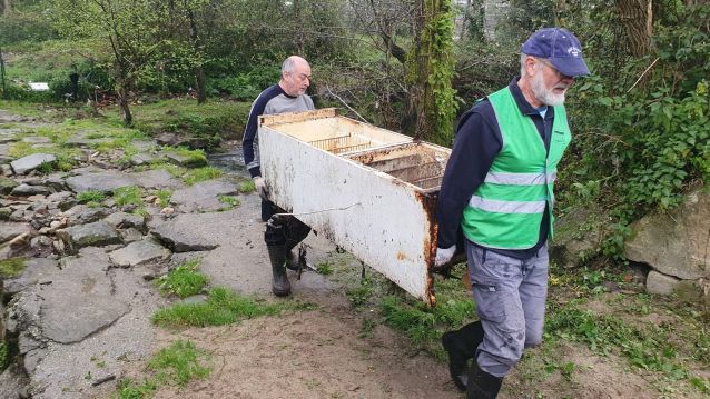 Retirada de residuos por Vaipolorío na Ponte do Couto
