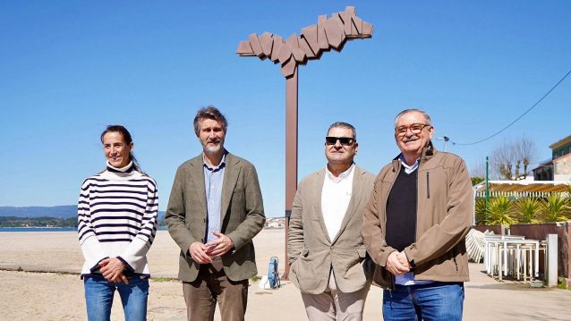Alberto Varela, alcalde de Vilagarcía, presentando as novas luminarias Alberto Varela, alcalde de Vilagarcía, presentando as novas luminarias