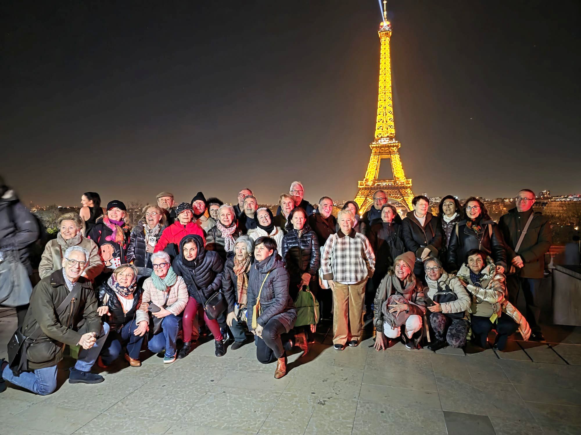 Estudiantes de la UNED Sénior con la Torre Eiffel de fondo