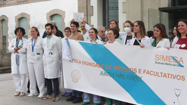 Protesta de médicos ante el Hospital Provincial Protesta de médicos ante el Hospital Provincial