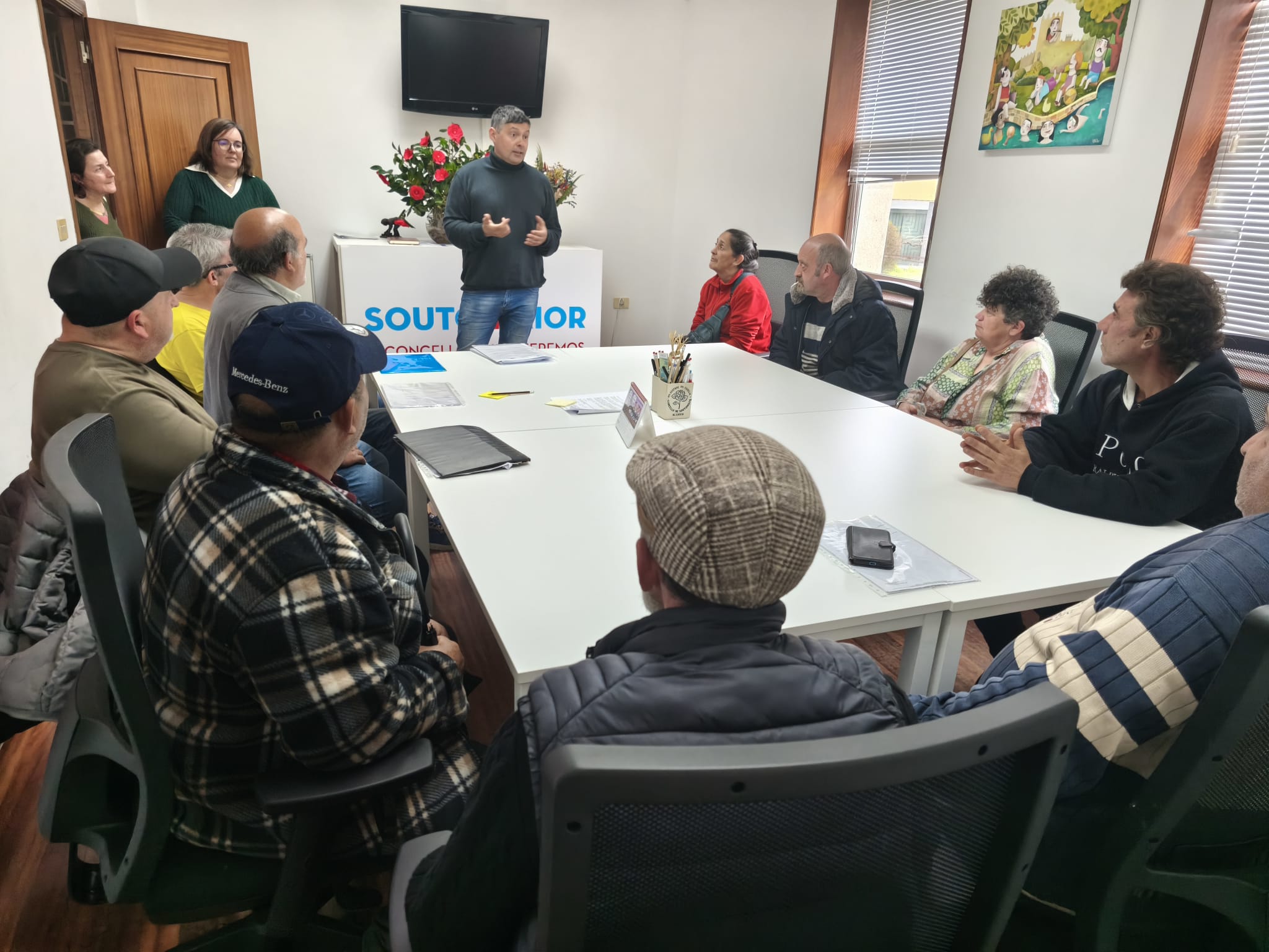 Manu Lourenzo dando la bienvenida a los nuevos trabajadores
