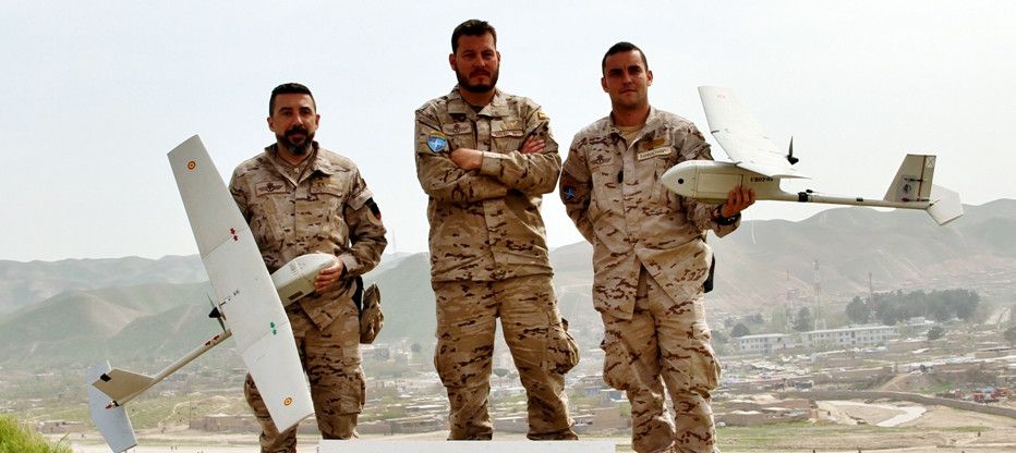 Militares con el dron Raven RQ-11b