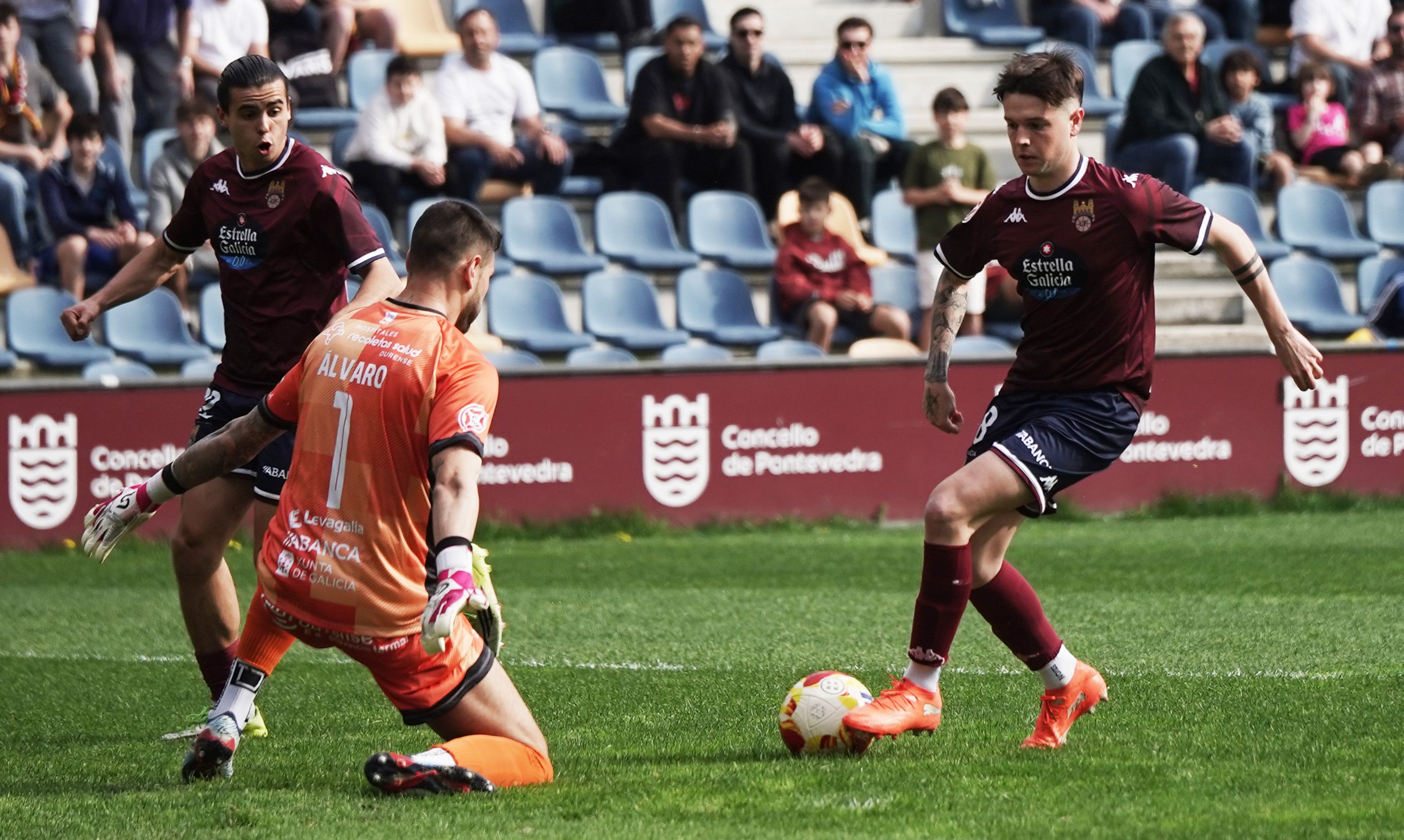 Partido entre Pontevedra CF y Ourense CF en Pasarón Partido entre Pontevedra CF y Ourense CF en Pasarón