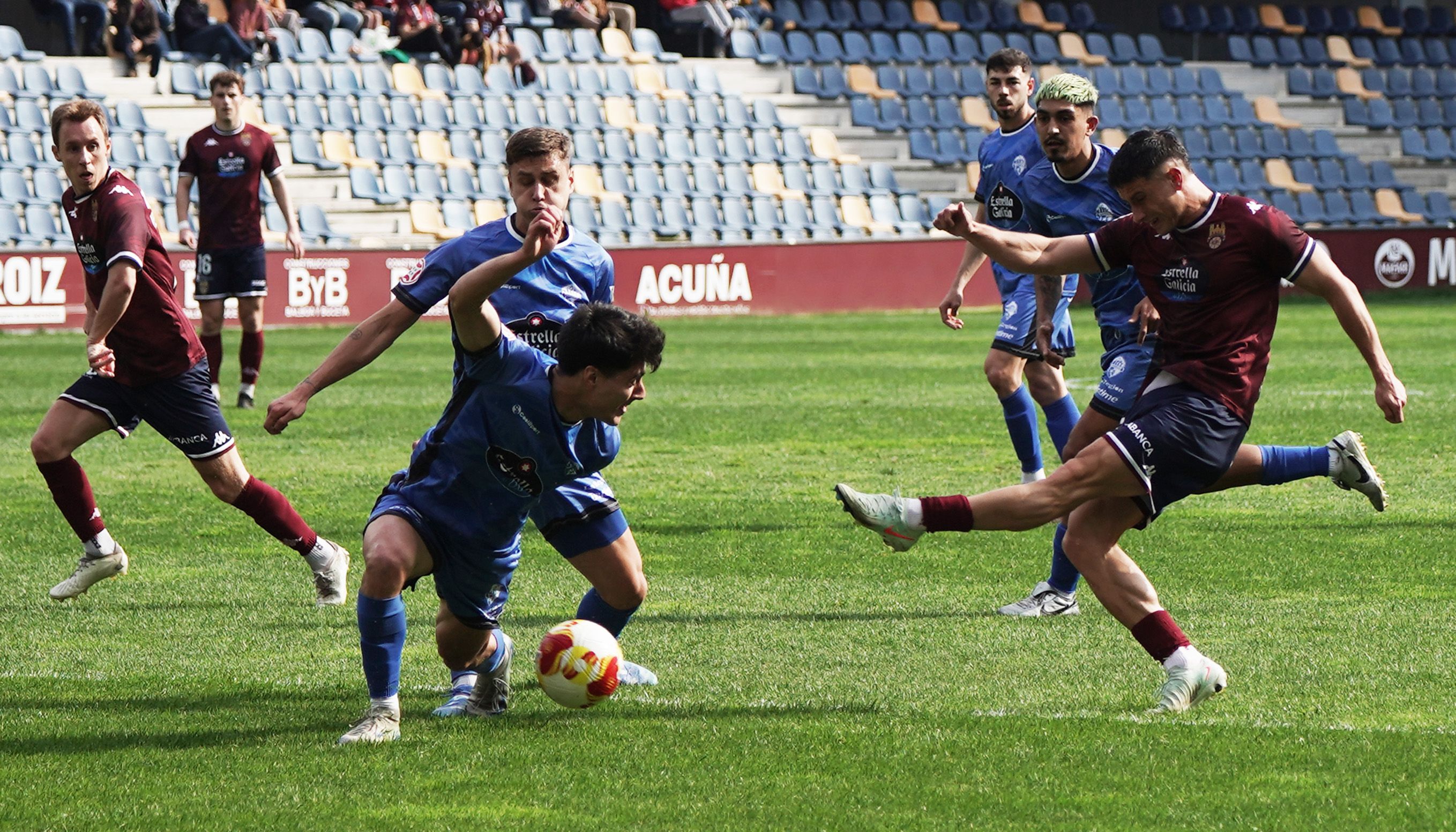 Partido entre Pontevedra CF y Ourense CF en Pasarón Partido entre Pontevedra CF y Ourense CF en Pasarón