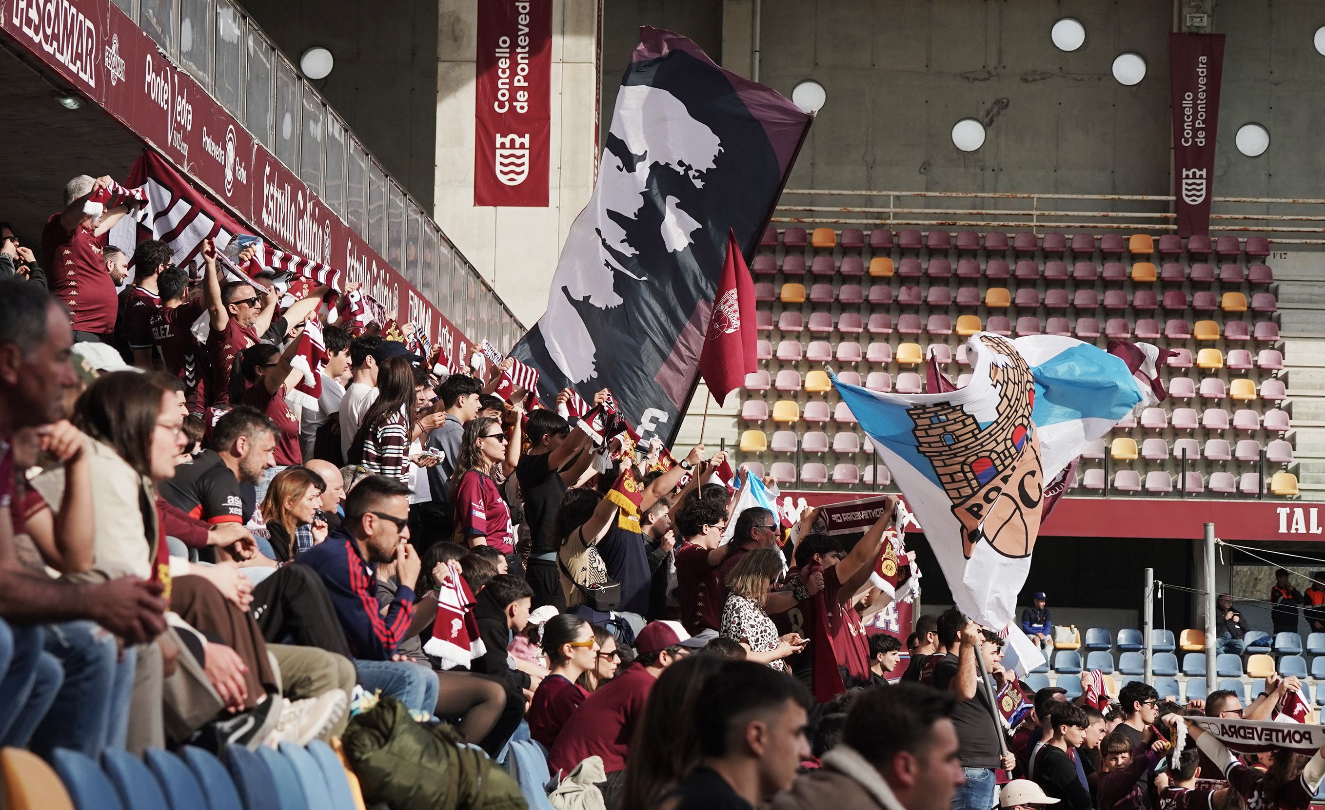 Partido entre Pontevedra CF e Ourense CF en Pasarón