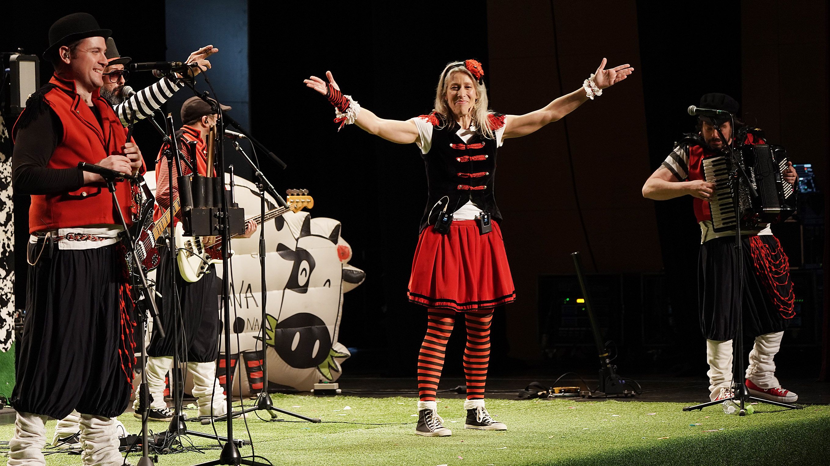 Uxía Lambona e a Banda Molona clausuran el Salón do Libro 2025