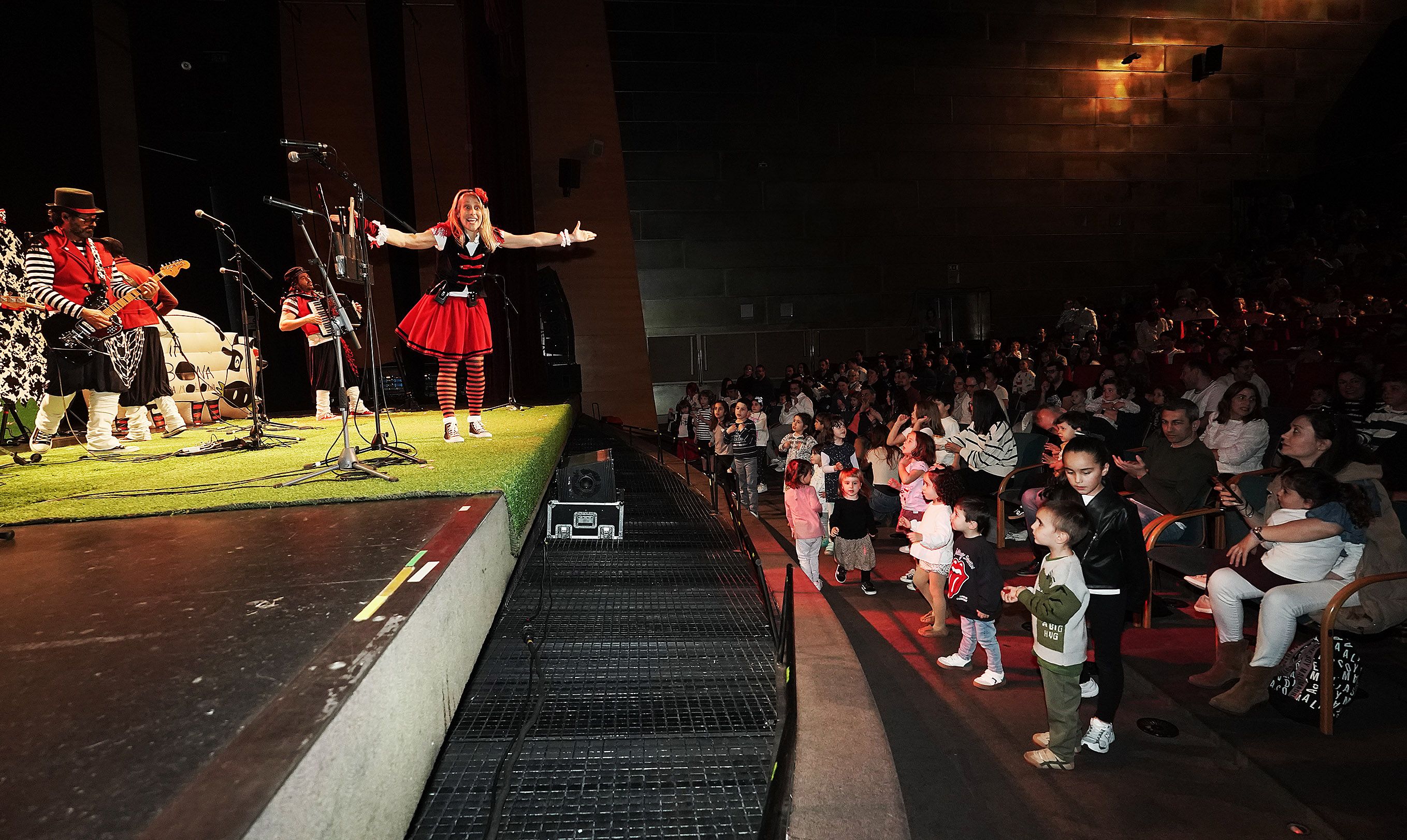 Uxía Lambona e a Banda Molona clausuran el Salón do Libro 2025