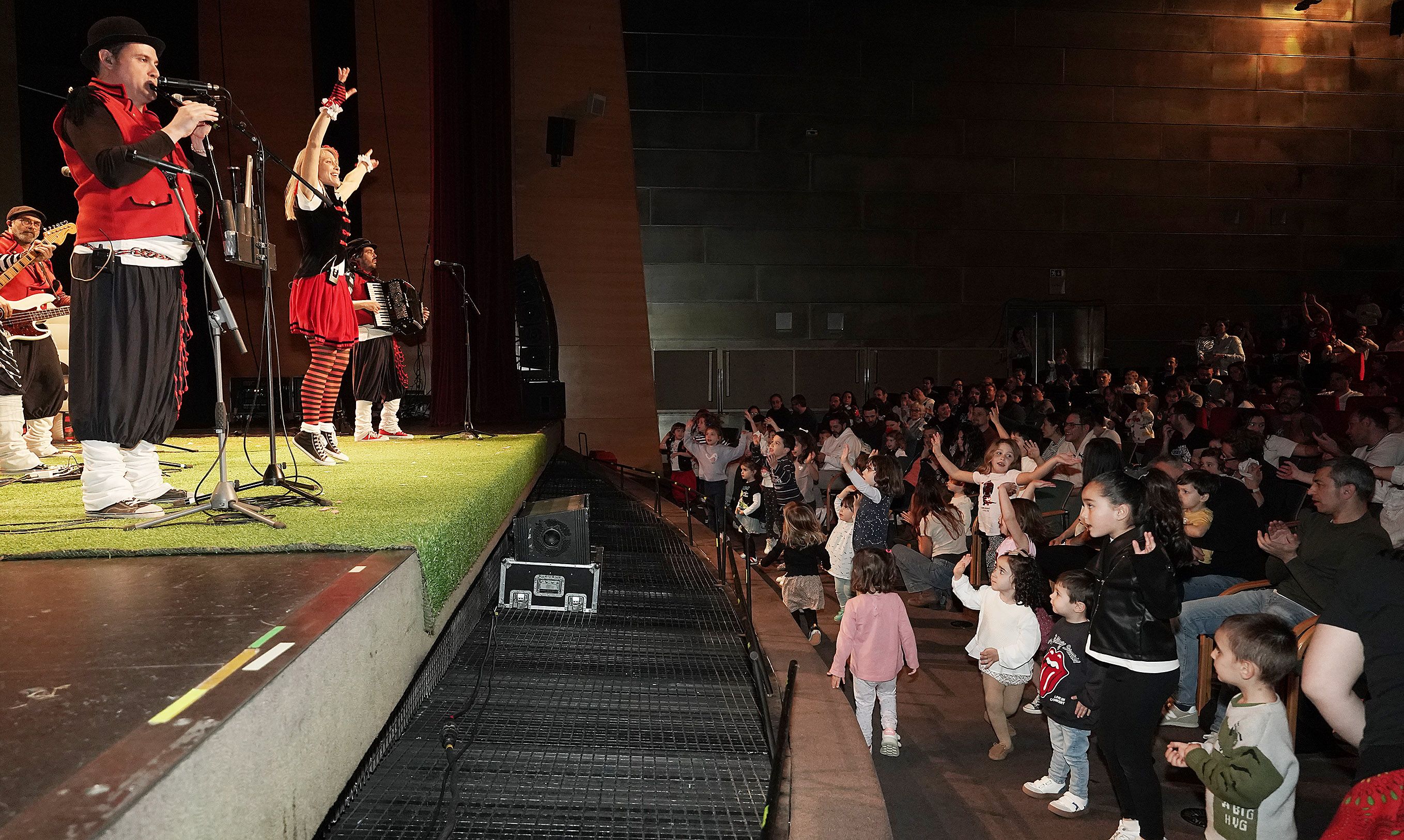 Uxía Lambona e a Banda Molona clausuran el Salón do Libro 2025