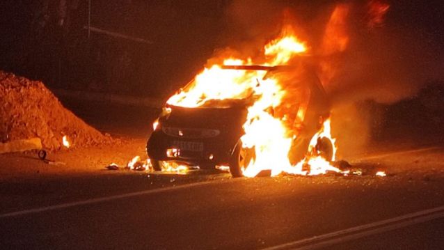 Incendio de un coche en Vilalonga Incendio de un coche en Vilalonga