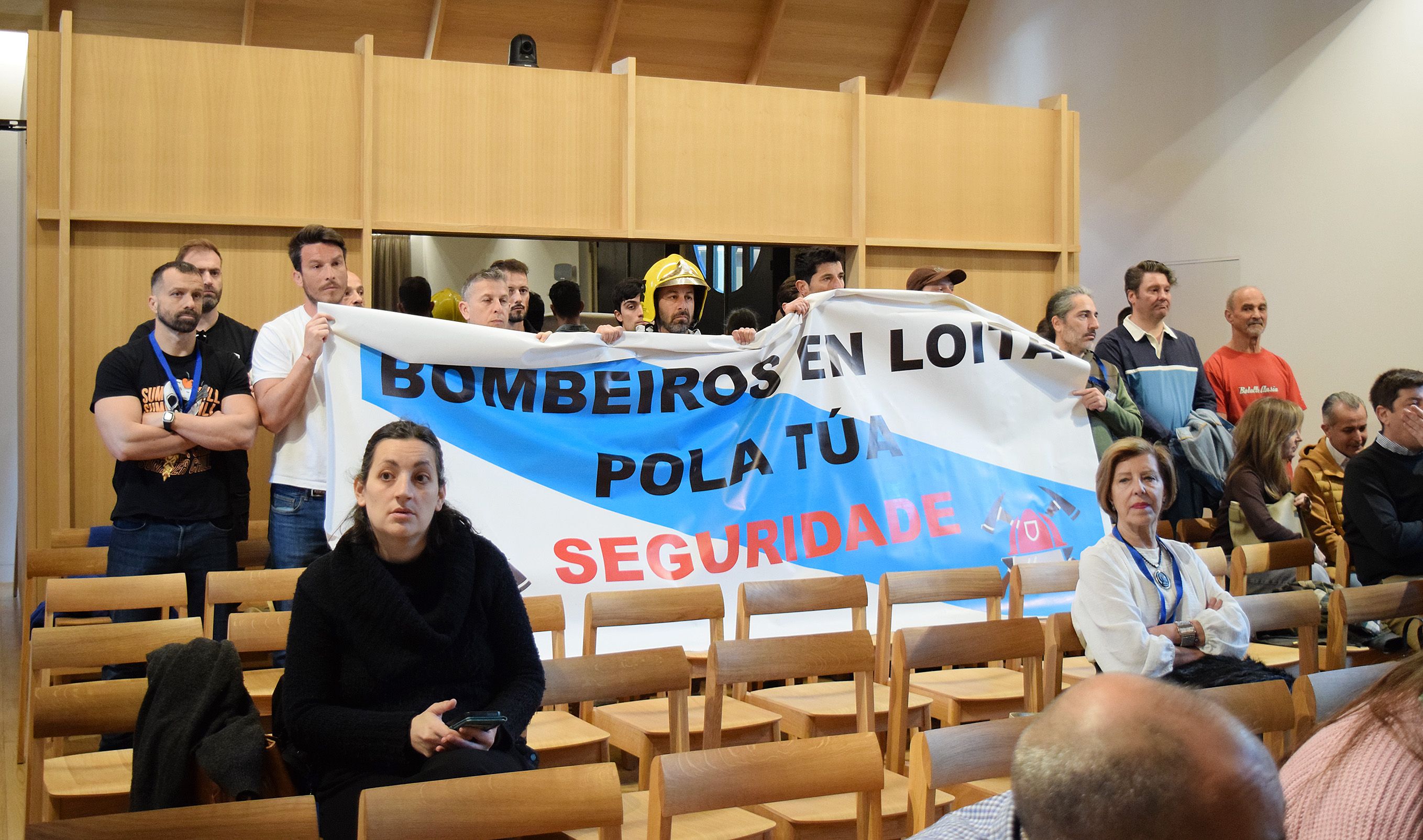 Protesta de los bomberos de Pontevedra en el pleno municipal