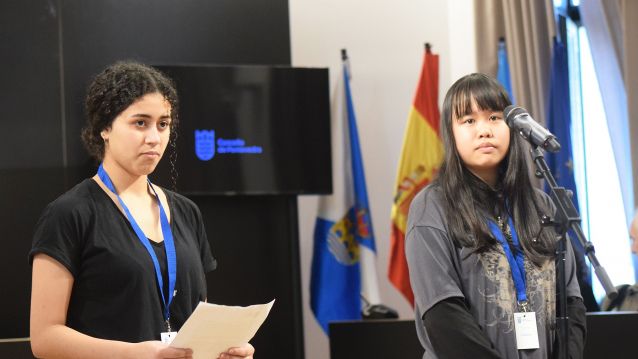 As dúas estudantes do Consello da Muller Nova no pleno As dúas estudantes do Consello da Muller Nova no pleno