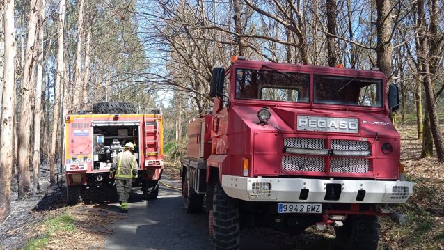 Efectivos que participaron na extinción do incendio forestal en Cuntis Efectivos que participaron na extinción do incendio forestal en Cuntis