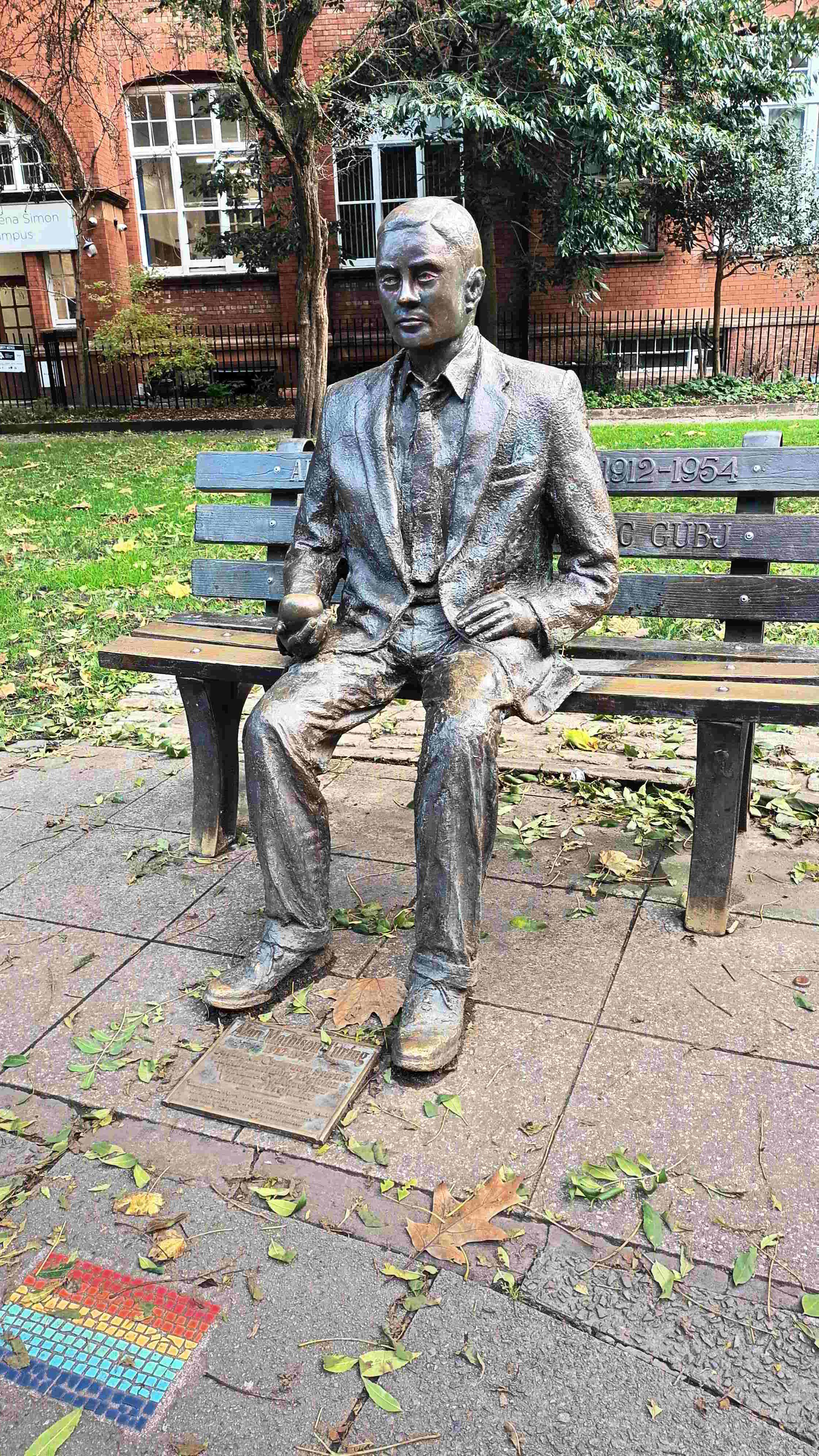 Estatua de Alan Turing en Sackville Gardens Estatua de Alan Turing en Sackville Gardens