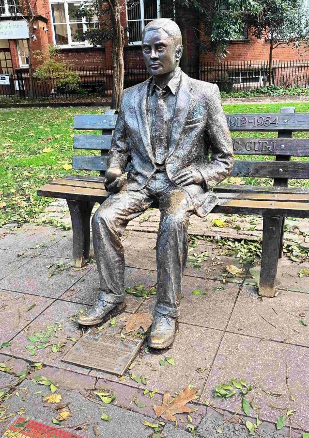 Estatua de Alan Turing en Sackville Gardens Estatua de Alan Turing en Sackville Gardens