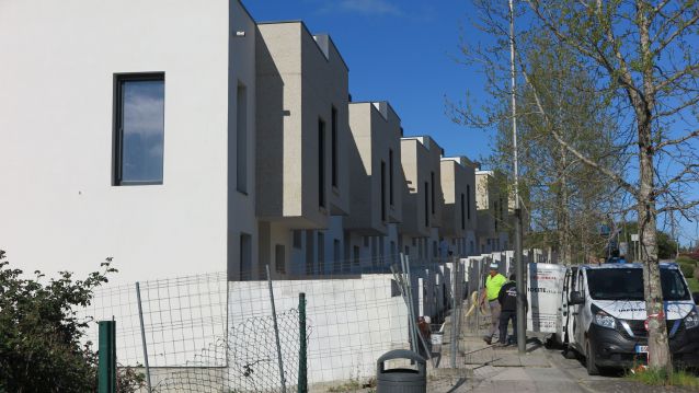 Chalés adosados que Gescomar promovía en Valdecorvos