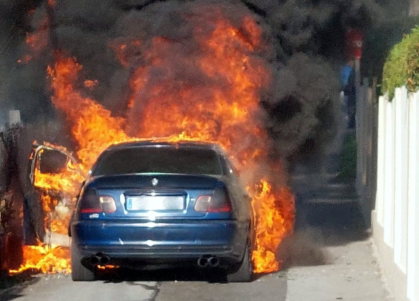 Coche incendiado na Rúa do Vao