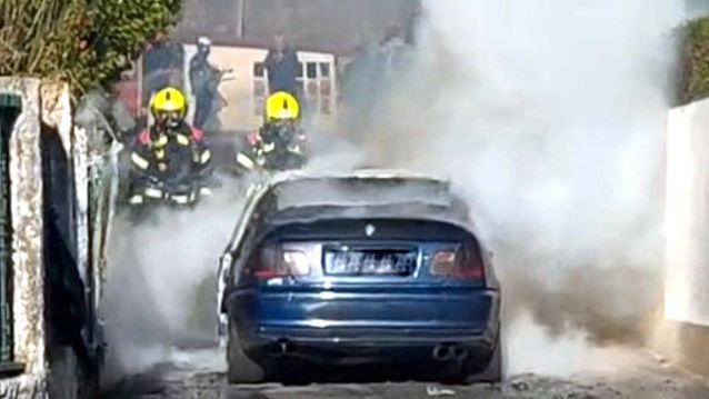 Intervención dos bombeiros para apagar o lume Intervención dos bombeiros para apagar o lume