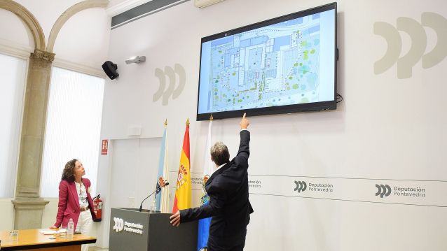 Rafa Domínguez señalando algunos de los detalles del proyecto de Santa Clara Rafa Domínguez señalando algunos de los detalles del proyecto de Santa Clara