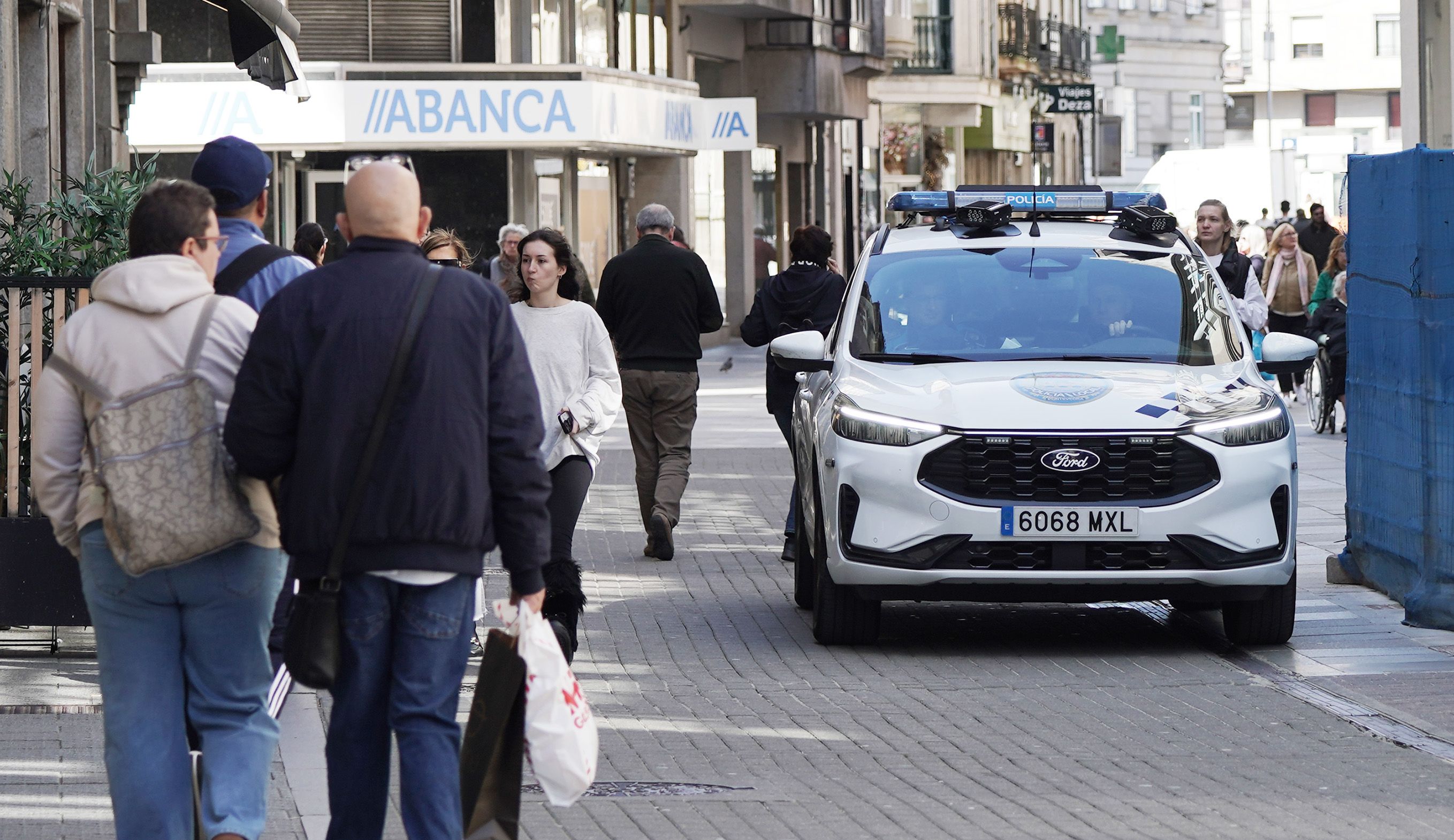 Patrulla da Policía Local de Pontevedra na Rúa Michelena