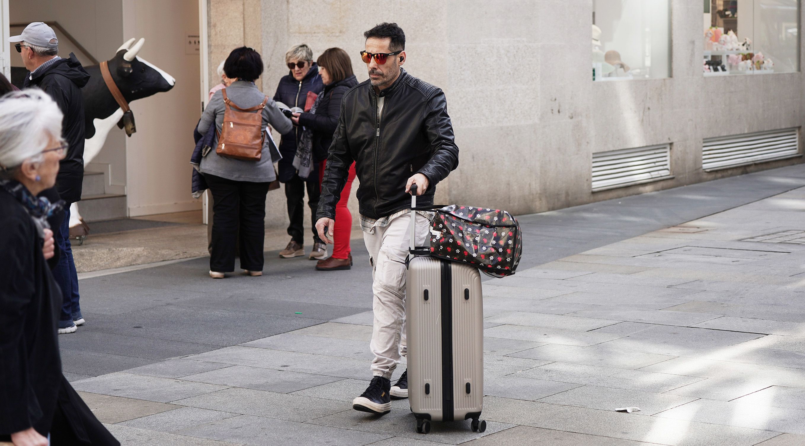 Turista portando una maleta por las calles de Pontevedra