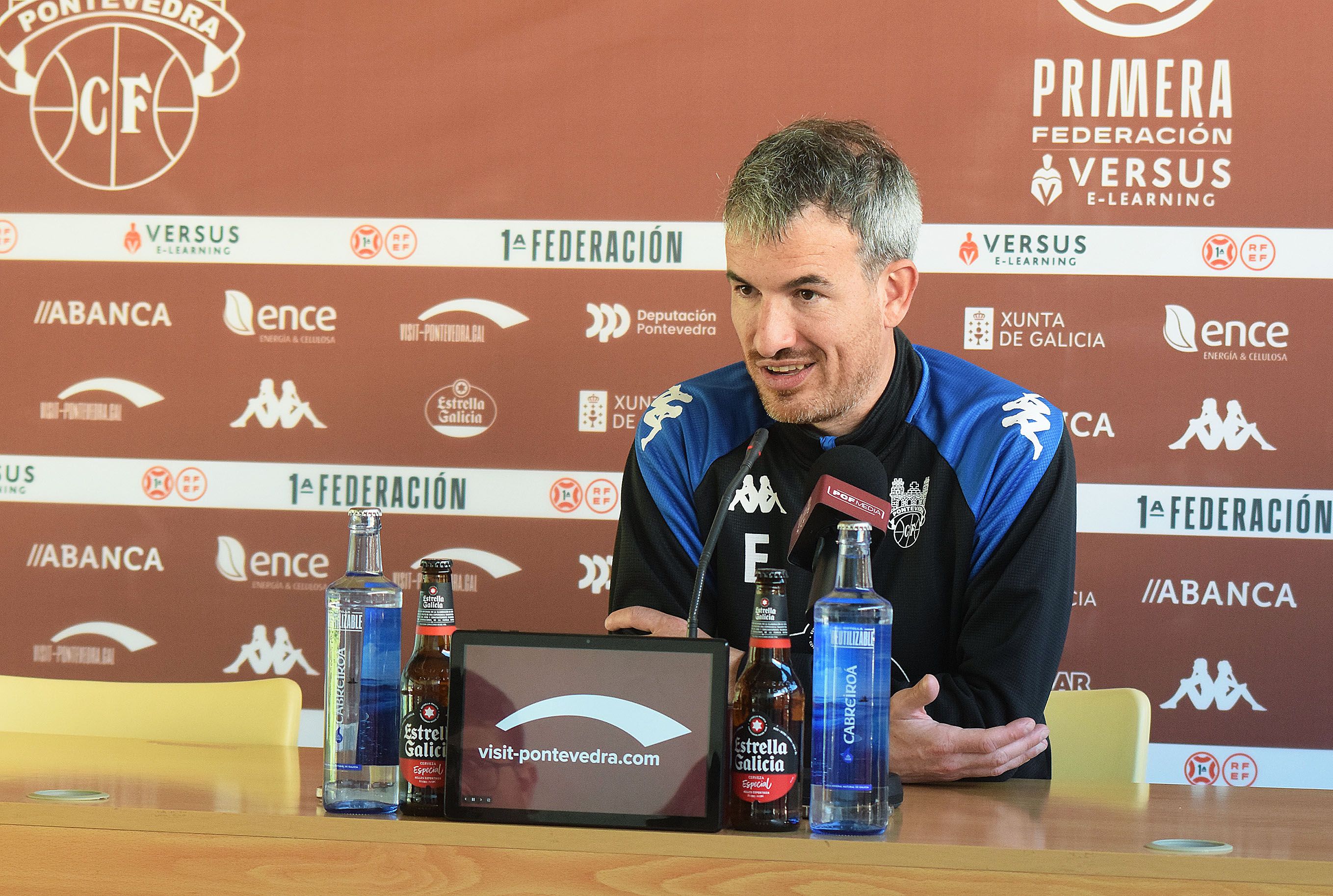 Rueda de prensa de Rubén Domínguez en el Estadio Municipal de Pasarón
