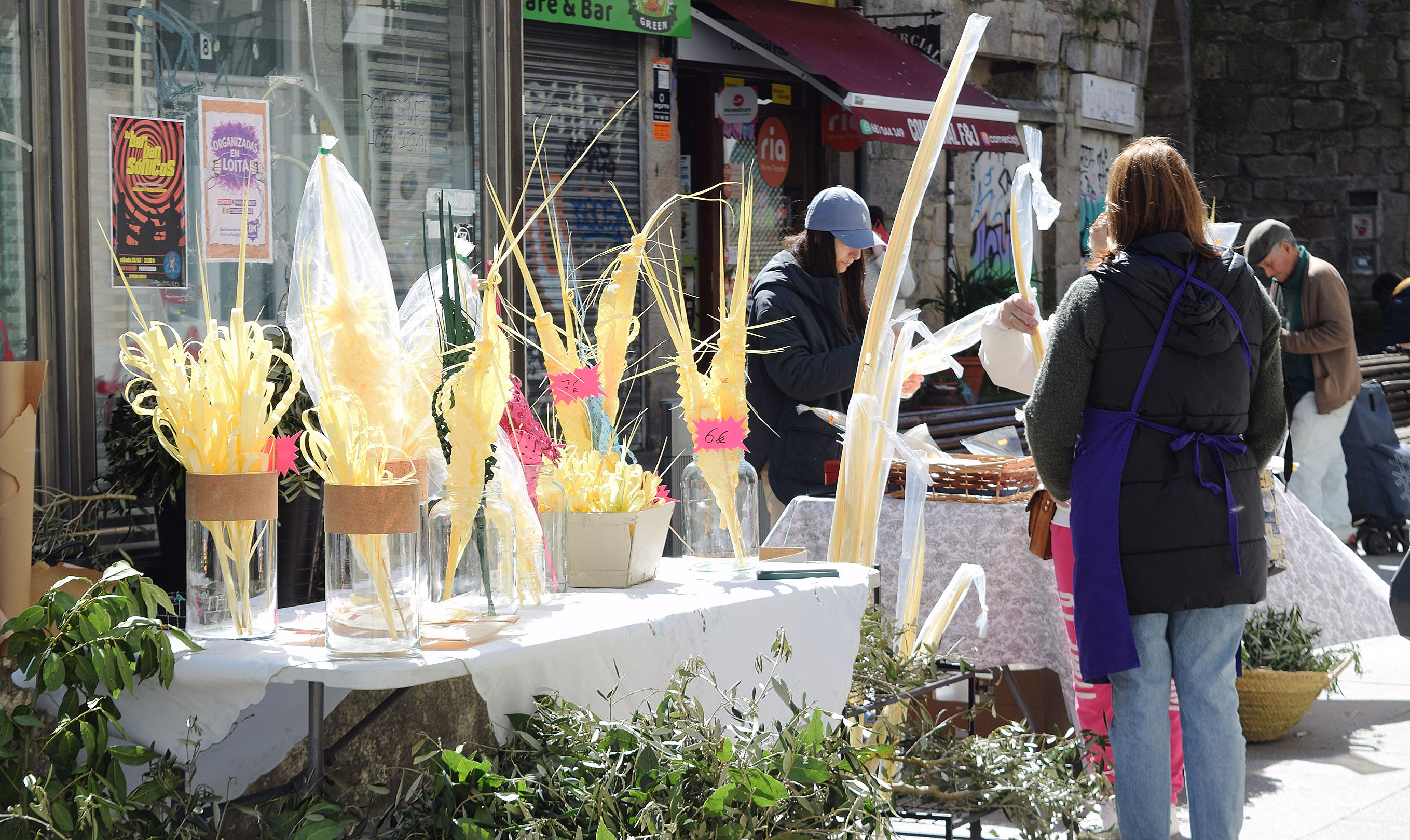Puestos de venta de palmas enfrente del Mercado de Abastos