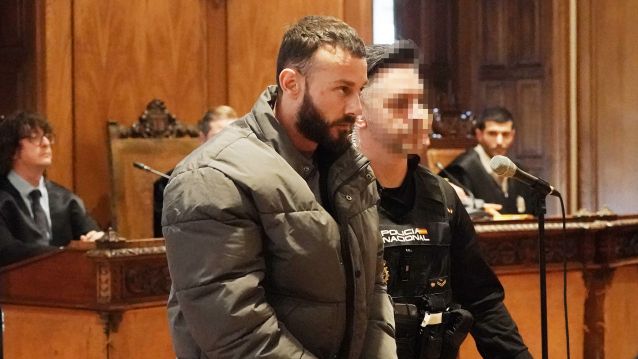 El acusado ante el tribunal que le juzga El acusado ante el tribunal que le juzga