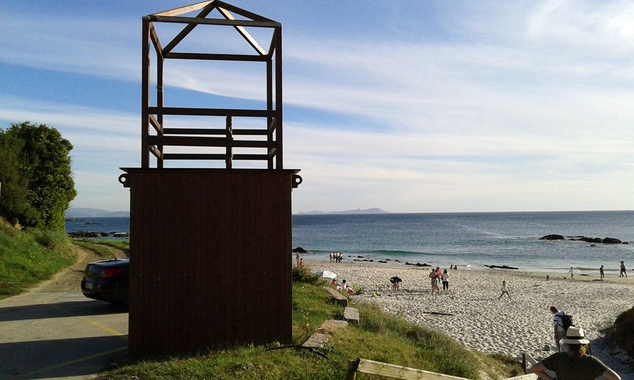 Puesto de socorristas vacío en la playa de Pragueira