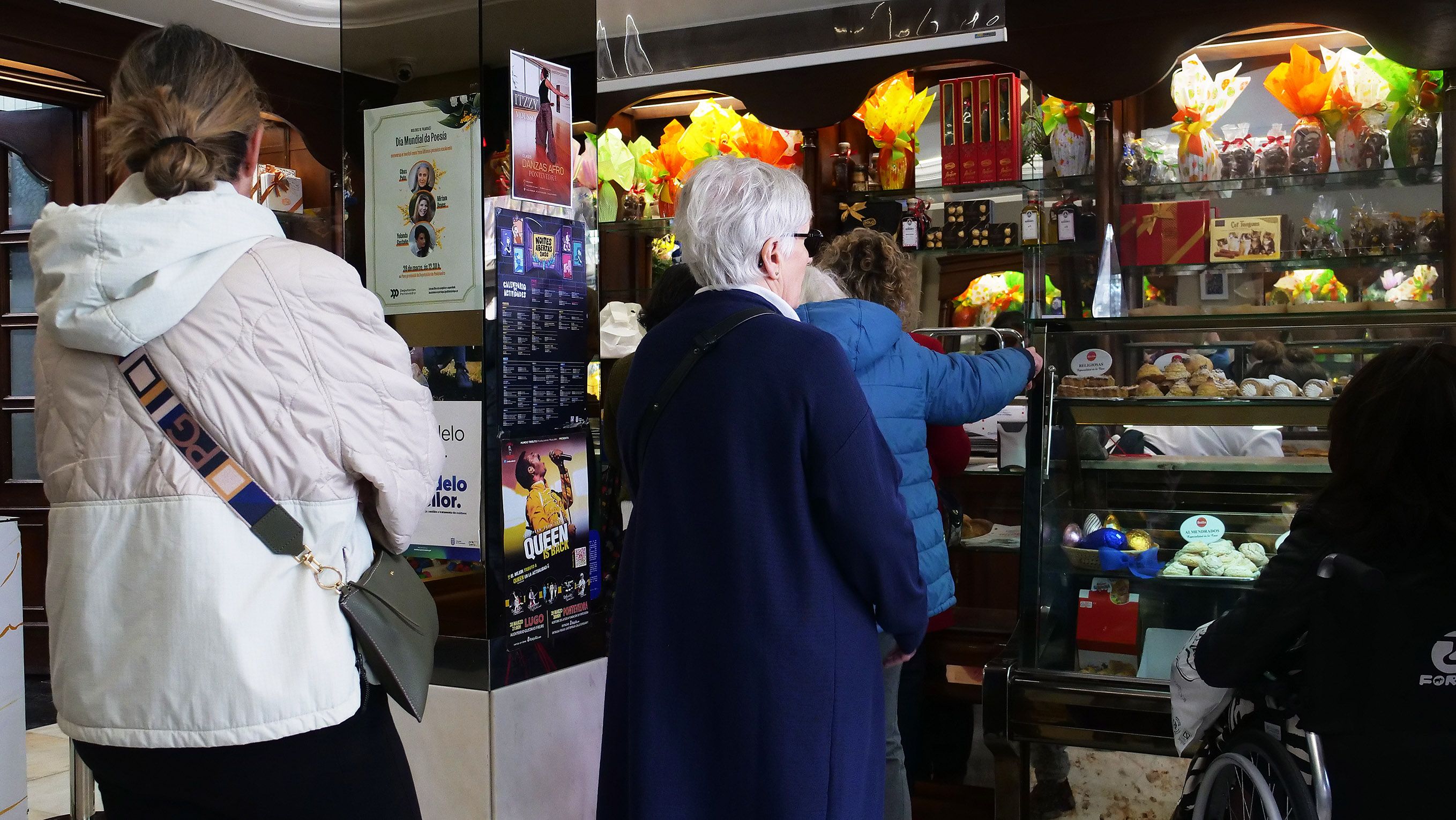 Clientes esperando na confitería Solla