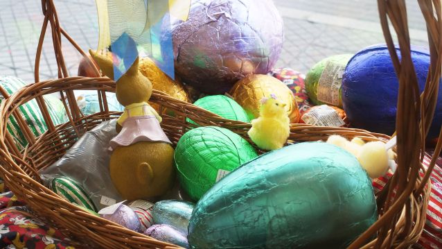 Cesta de huevos en el escaparate de la confitería Solla